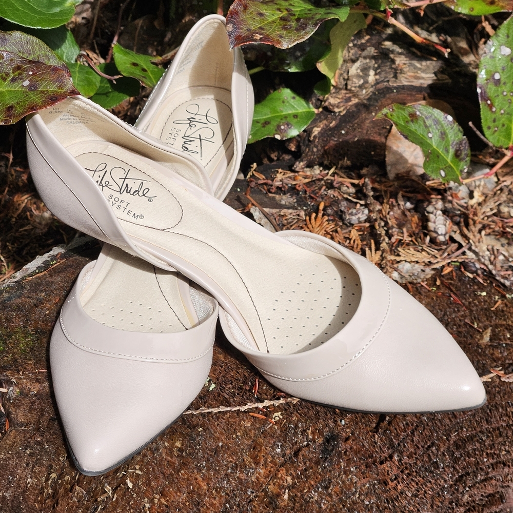 Life stride, soft taupe pump Sz 6.5 M width.